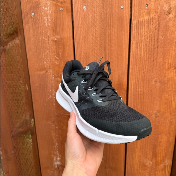 Nike Run Swift 3 Men's Black and White Athletic Shoes - Picture 4 of 13